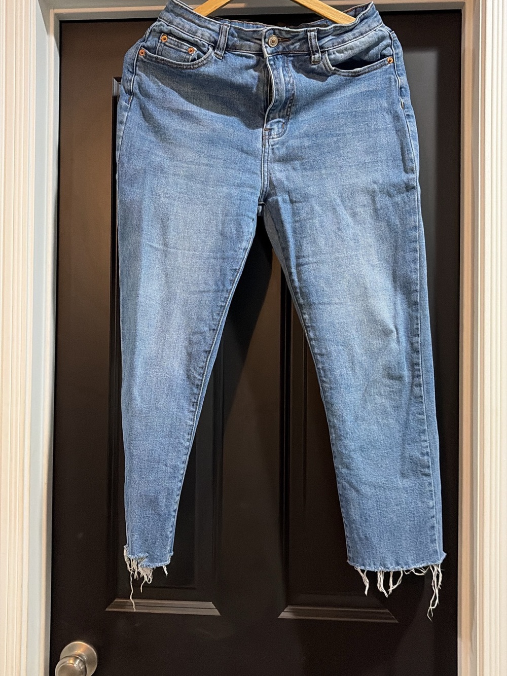 Mid-Rise Light Blue Cropped Jeans with Frayed Hem